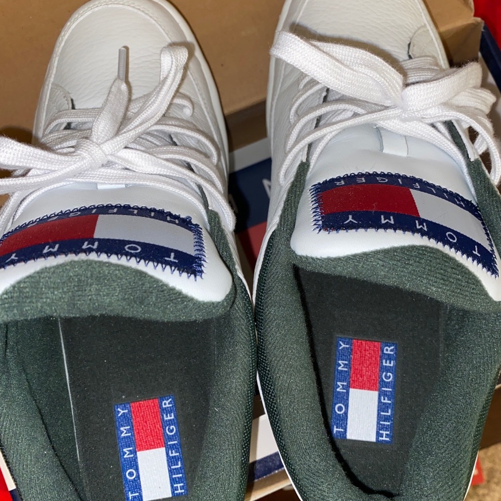 TH Courts- White/ Green- Size 10M Mens- DEADSTOCK!